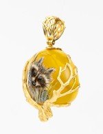 Подвеска из лимонного золота c росписным янтарём