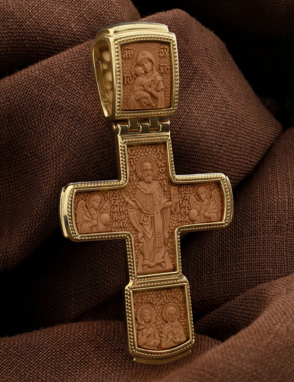 Крест из лимонного золота c деревом груши