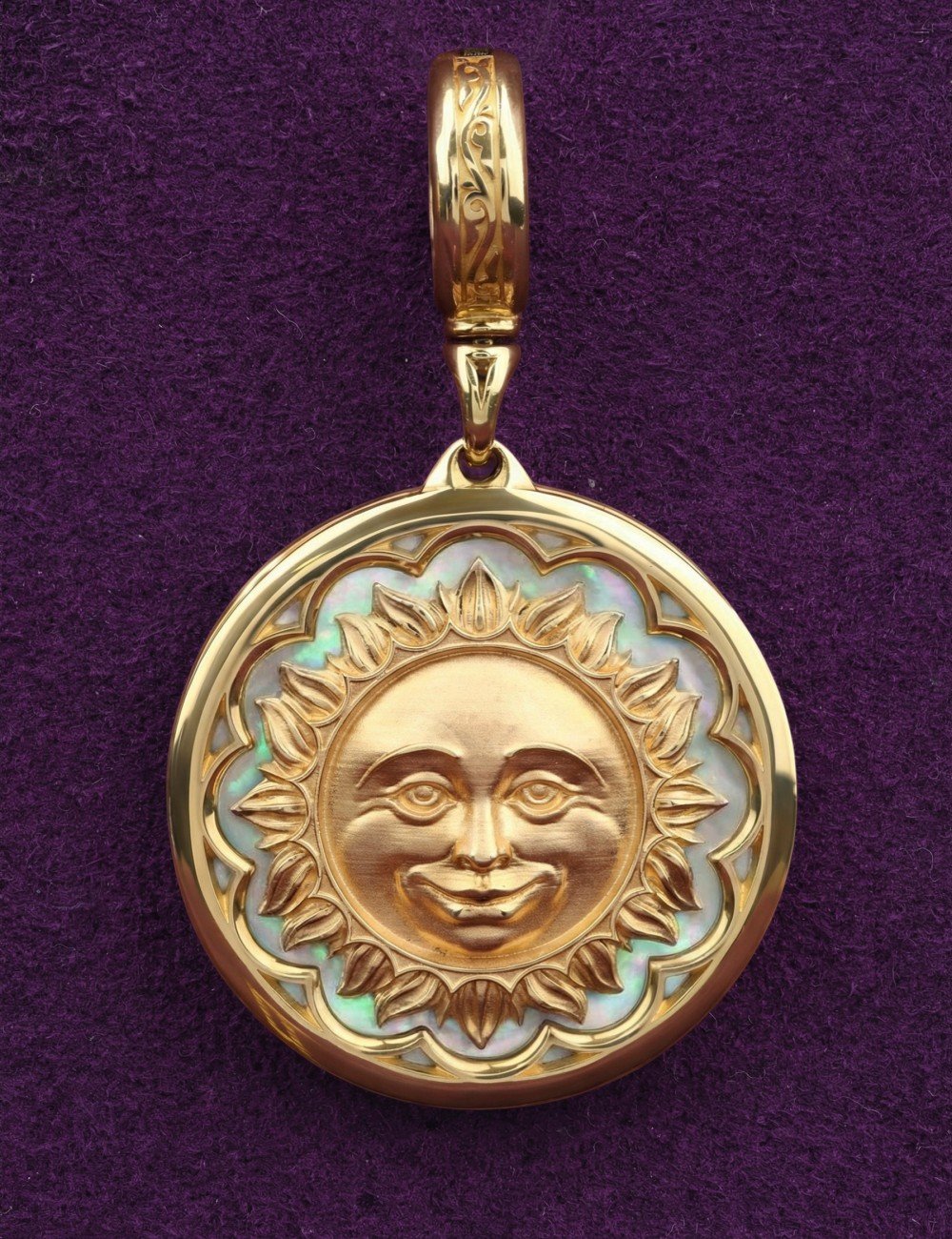 Подвеска из лимонного золота c перламутром