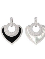 Подвеска из белого золота c бриллиантами, ониксом и перламутром