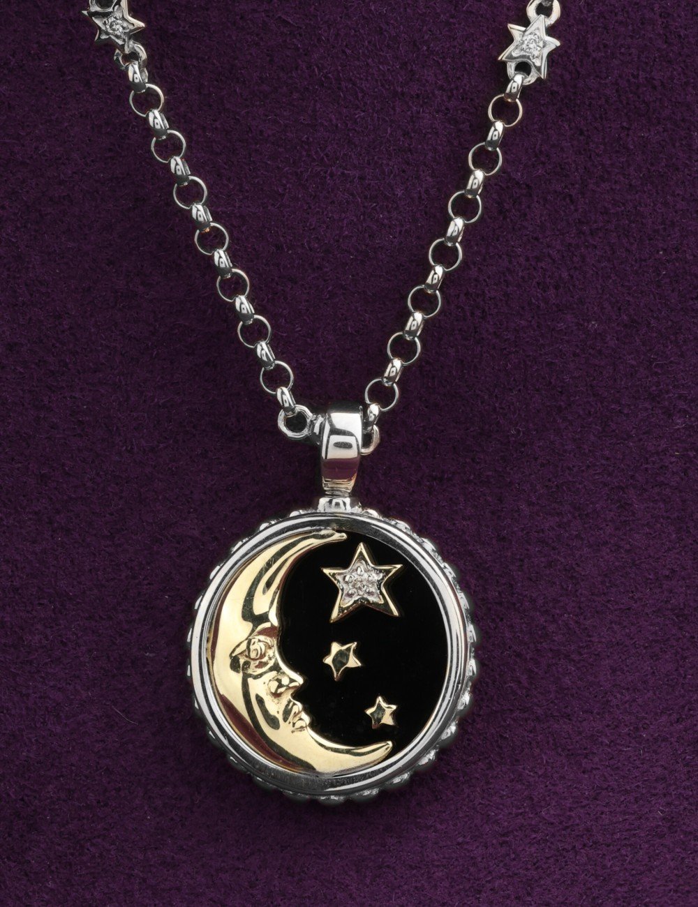 Колье из белого золота c бриллиантами, ониксом и перламутром