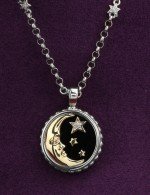 Колье из белого золота c бриллиантами, ониксом и перламутром