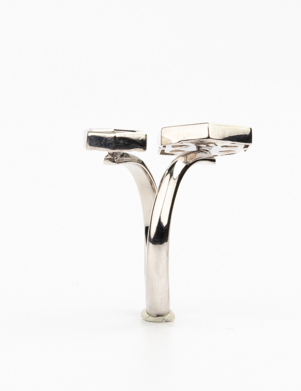 Кольцо из белого золота c ониксом и перламутром