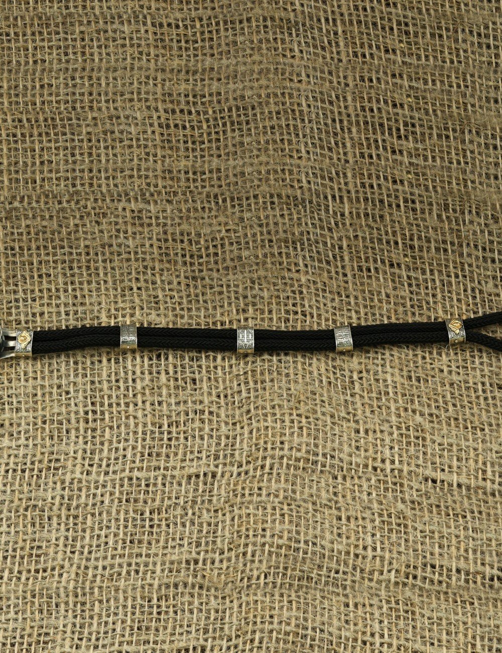 Браслет из серебра и золота c ониксом и шёлковым шнурком