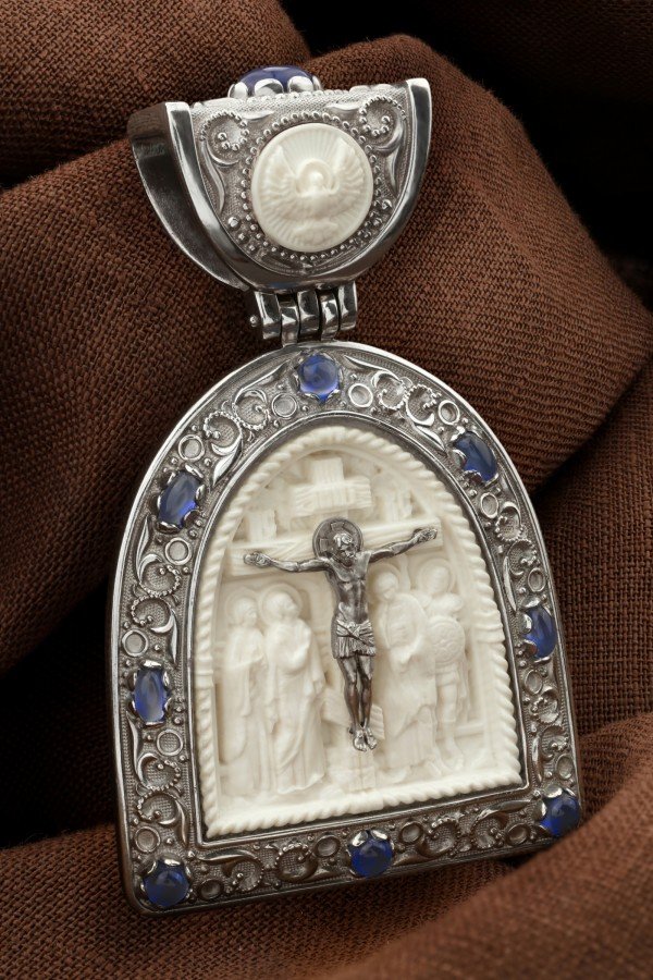 Образок из белого золота 585 пробы c эмалью, сапфиром и бивнем мамонта