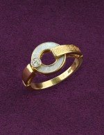 Кольцо из лимонного золота c бриллиантами и перламутром