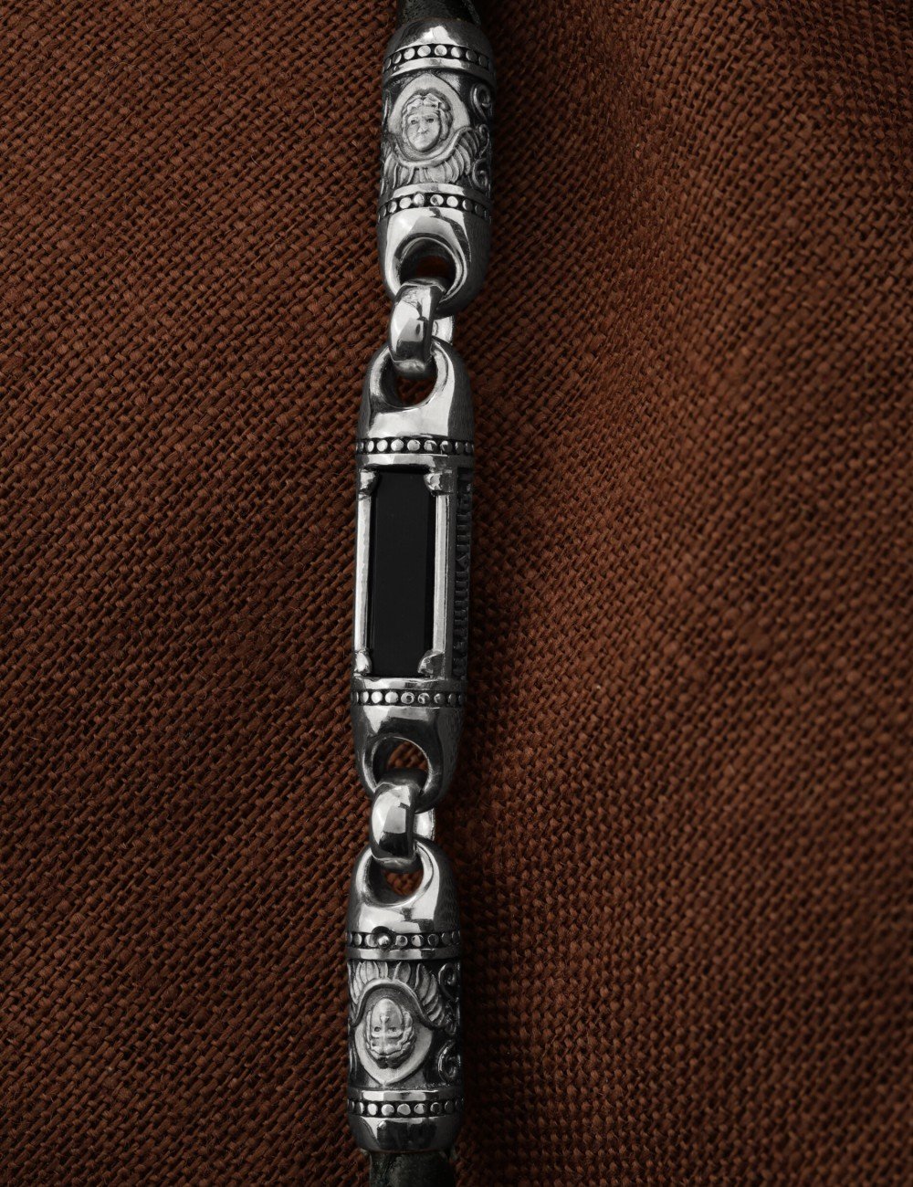 Гайтан из белого золота c кожаным шнурком и ониксом