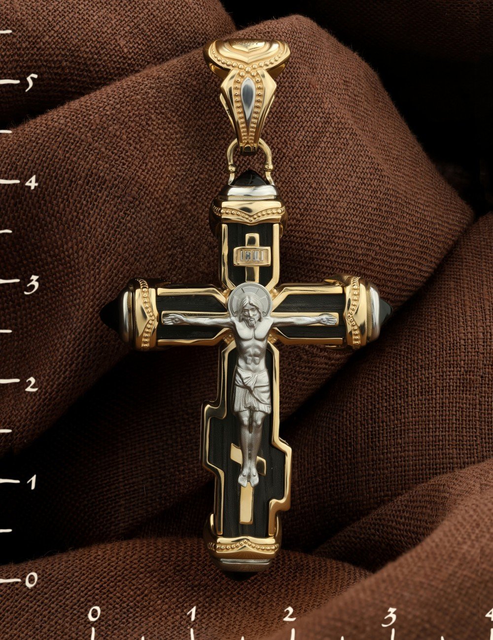 Крест из лимонного золота c ониксом и эбеновым деревом