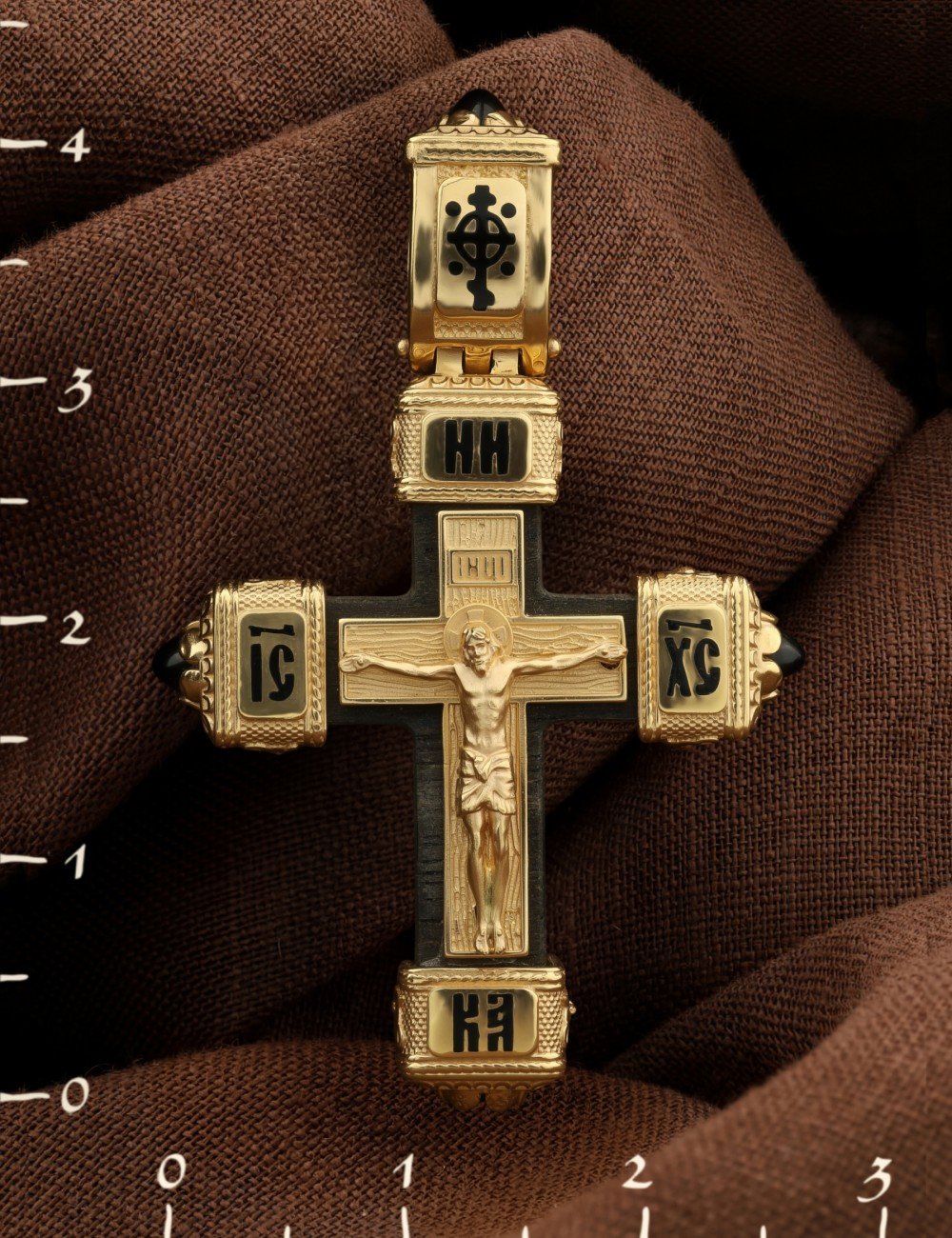 Крест из лимонного золота c эмалью, ониксом и эбеновым деревом