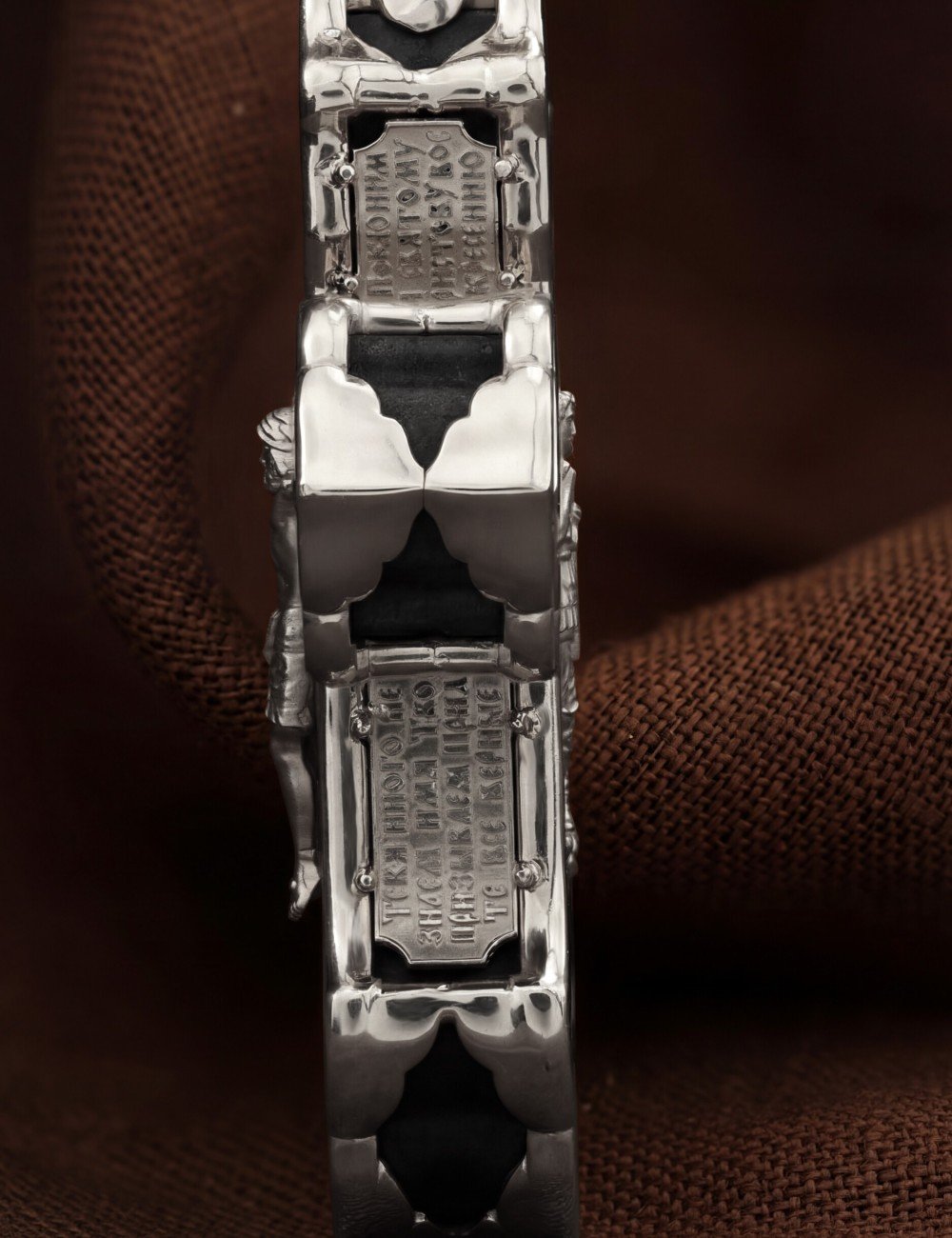 Крест из белого золота c эбеновым деревом