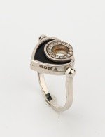 Кольцо из белого золота c бриллиантами, ониксом и перламутром