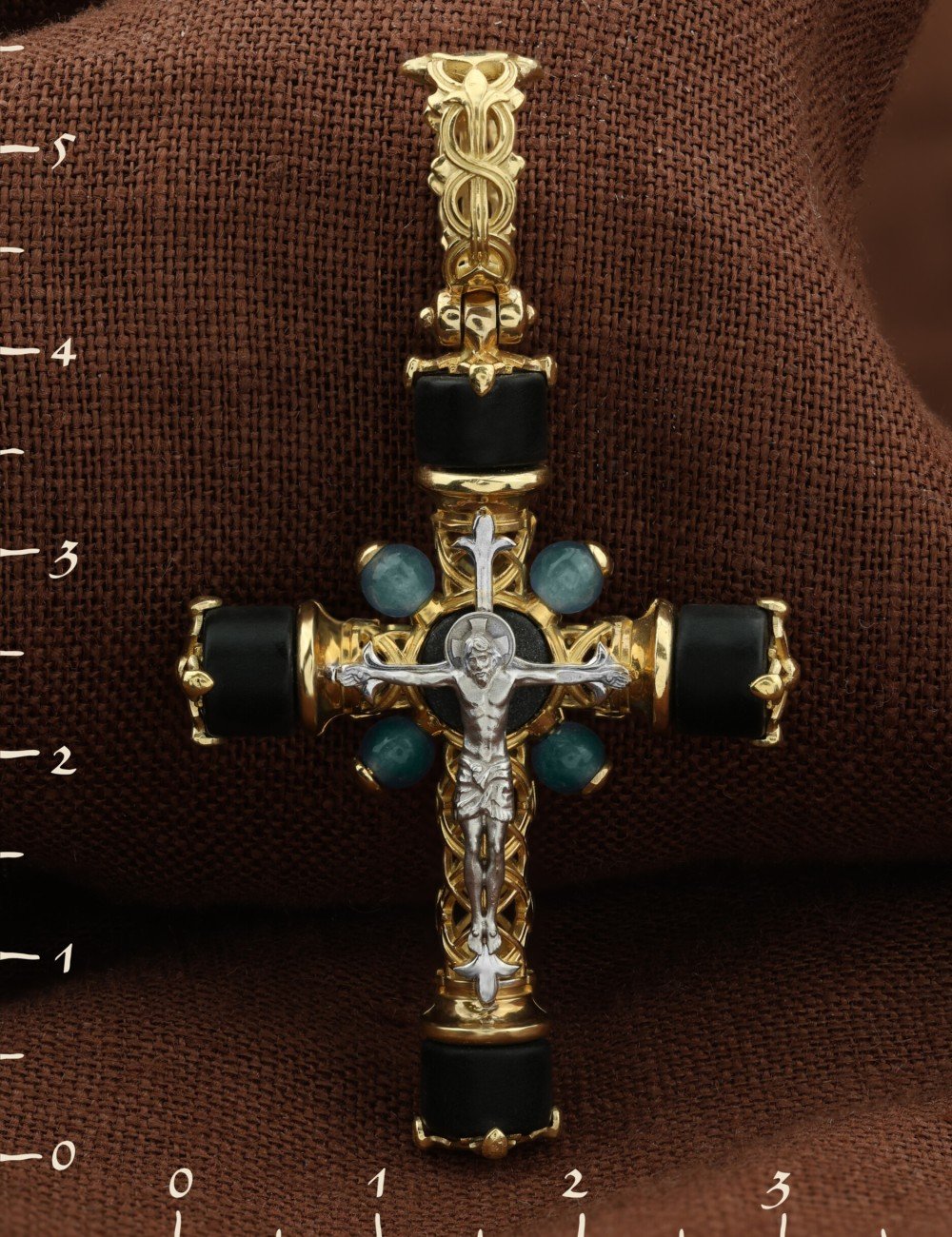 Крест из лимонного золота c ониксом и жадеитом