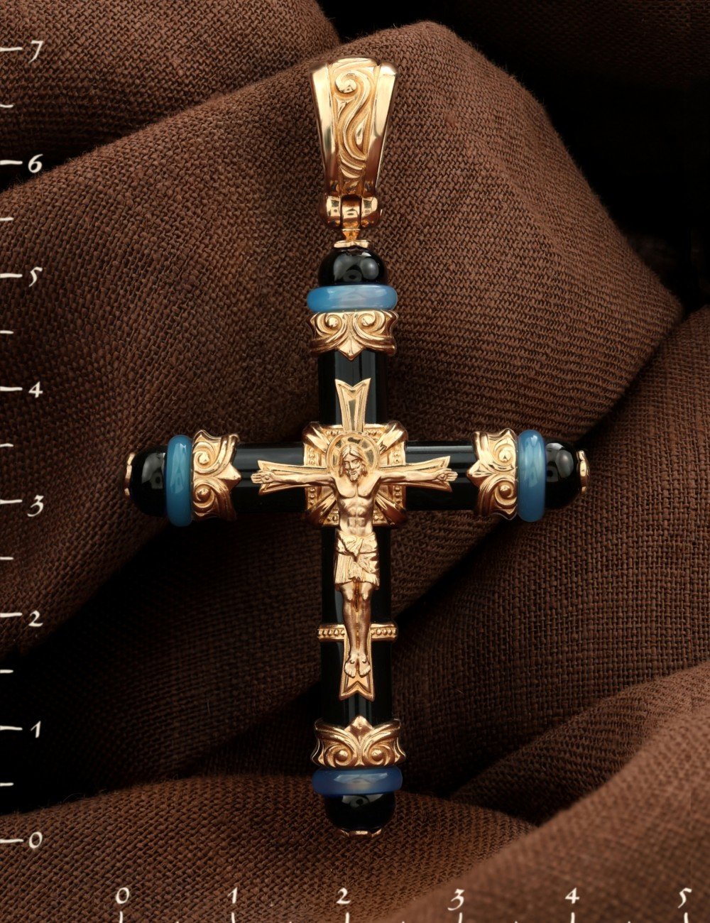 Крест из золота c ониксом и агатом