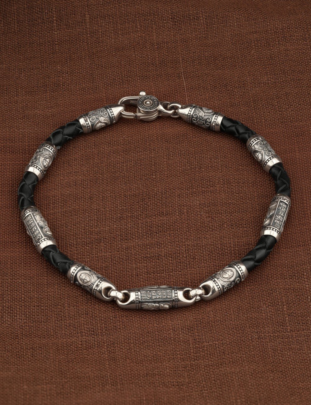 Браслет из белого золота c кожаным шнурком