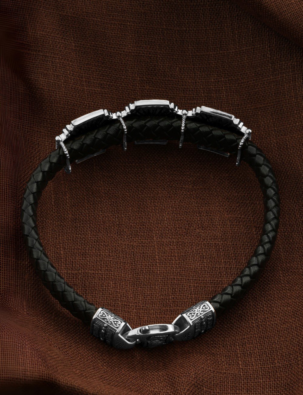 Браслет из белого золота c шнурком