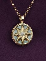 Колье из лимонного золота c бриллиантами, ониксом и перламутром