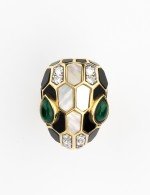 Кольцо из лимонного золота c бриллиантами, рубином, ониксом, малахитом и перламутром