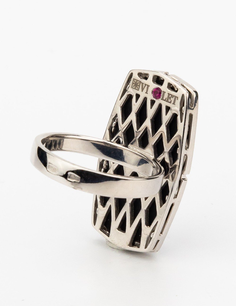 Кольцо из белого золота c бриллиантами, рубином и ониксом