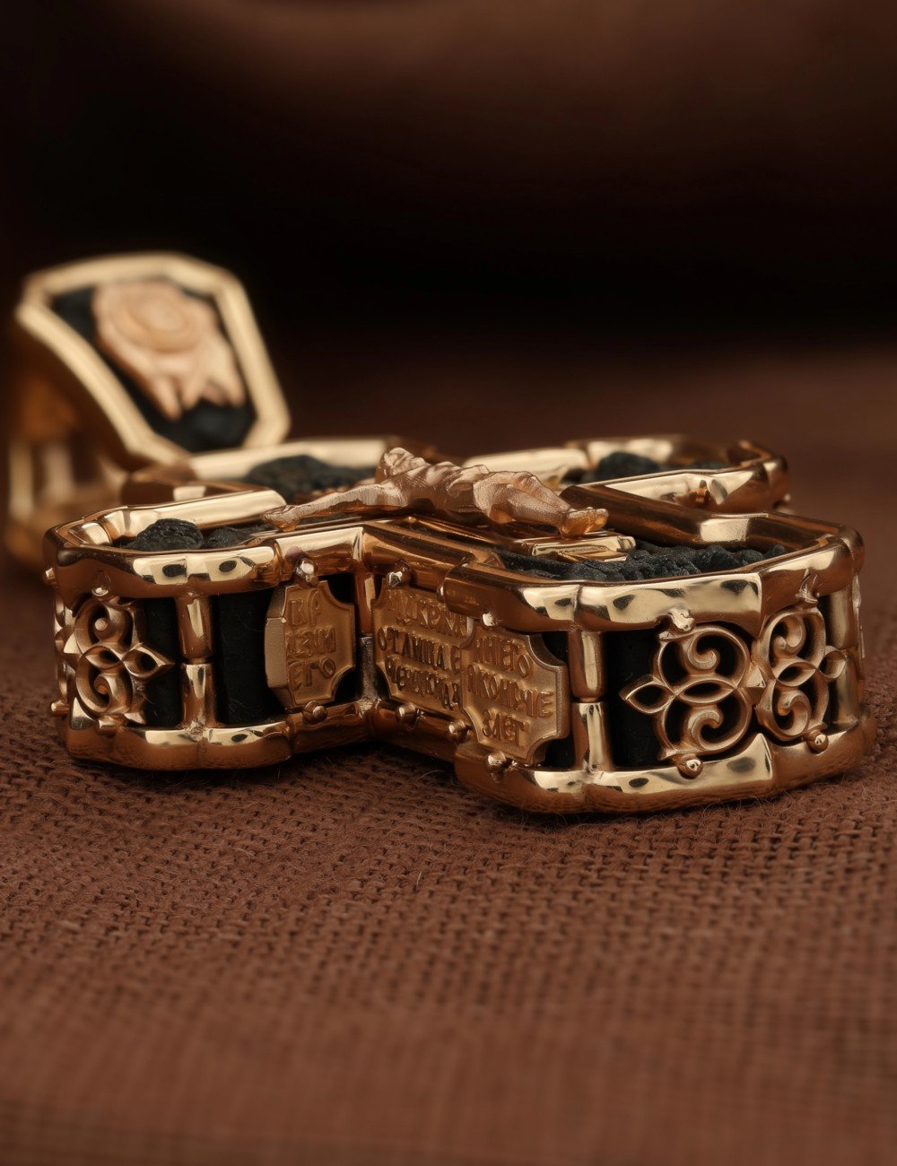 Крест из золота c эбеновым деревом