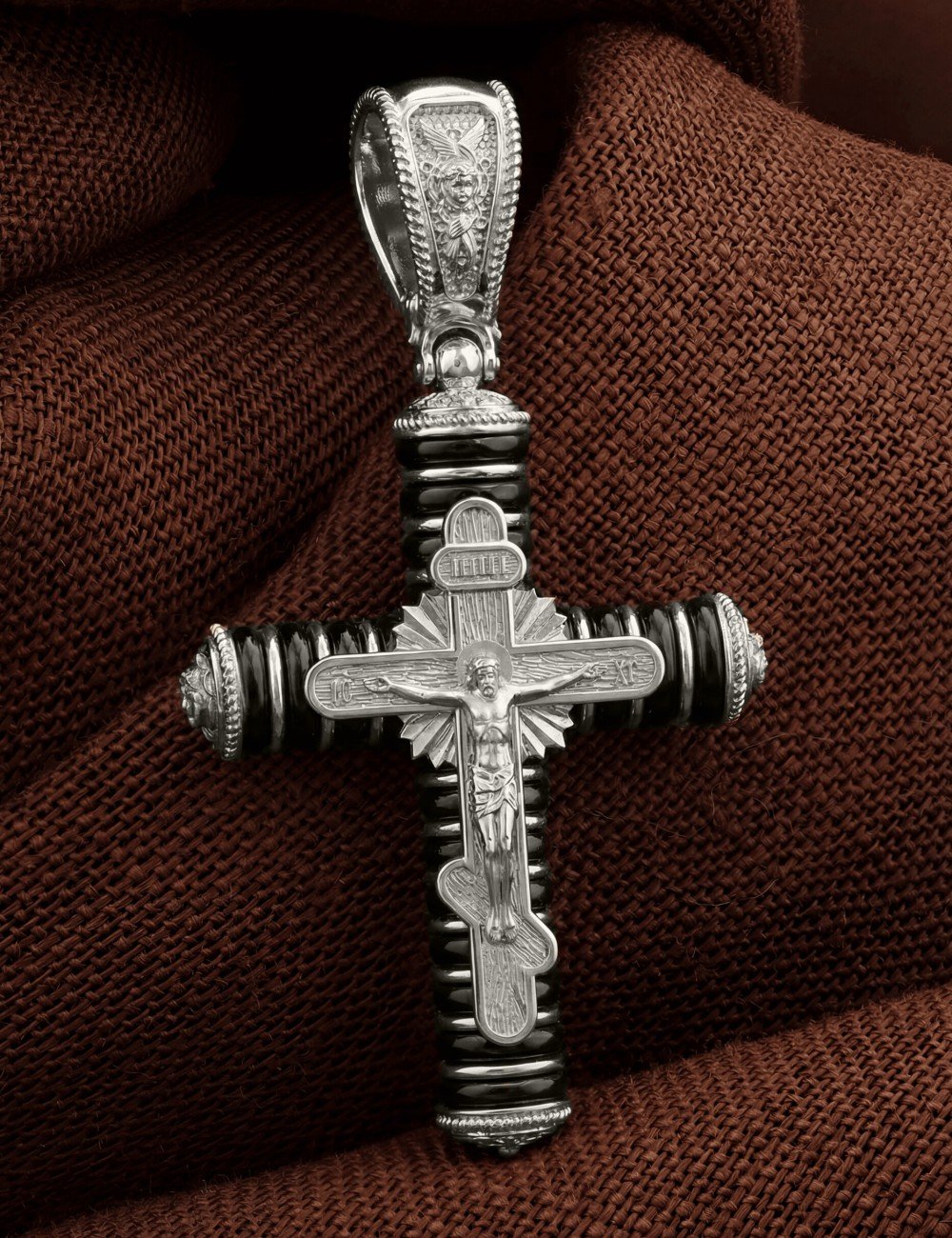 Крест из белого золота c ониксом