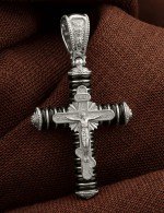 Крест из белого золота c ониксом