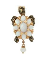 Подвеска из золота c эмалью, жемчугом и перламутром