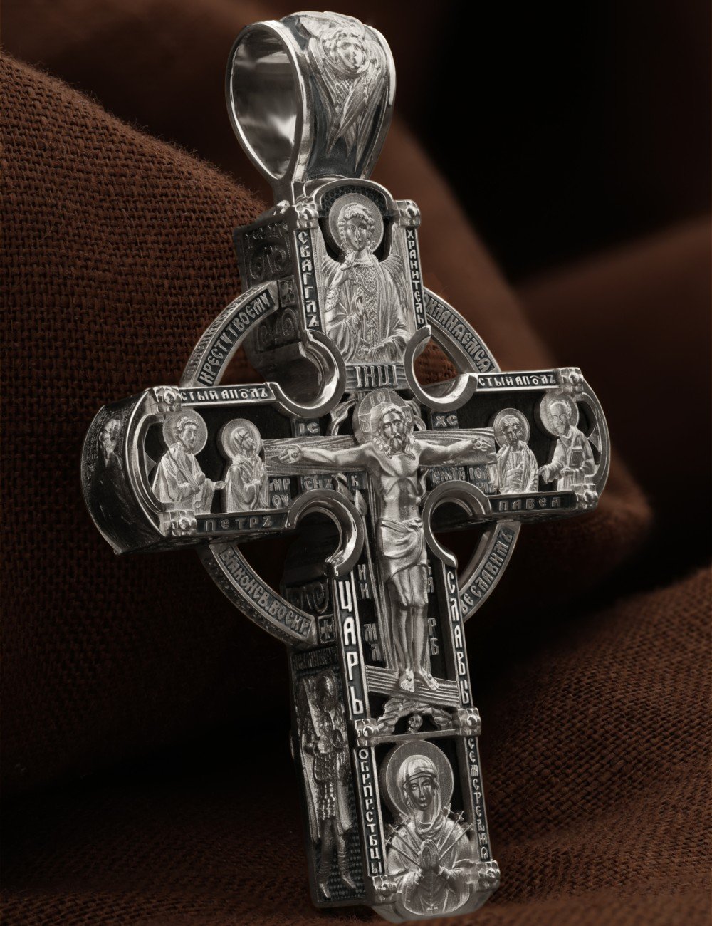 Крест из белого золота c эбеновым деревом