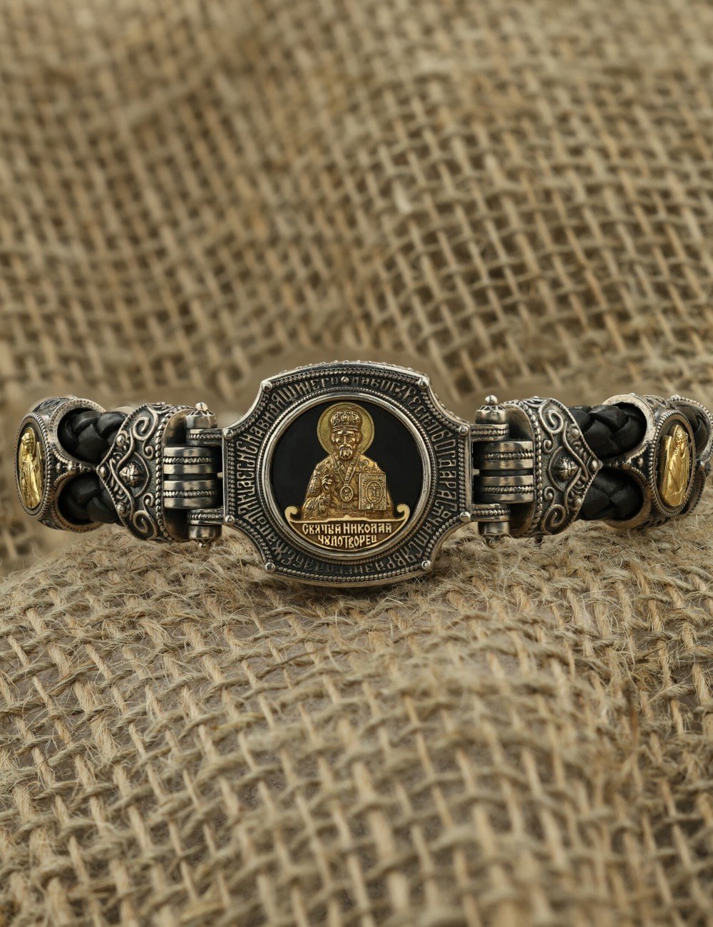 Браслет из серебра и золота c кожаным шнурком и ониксом