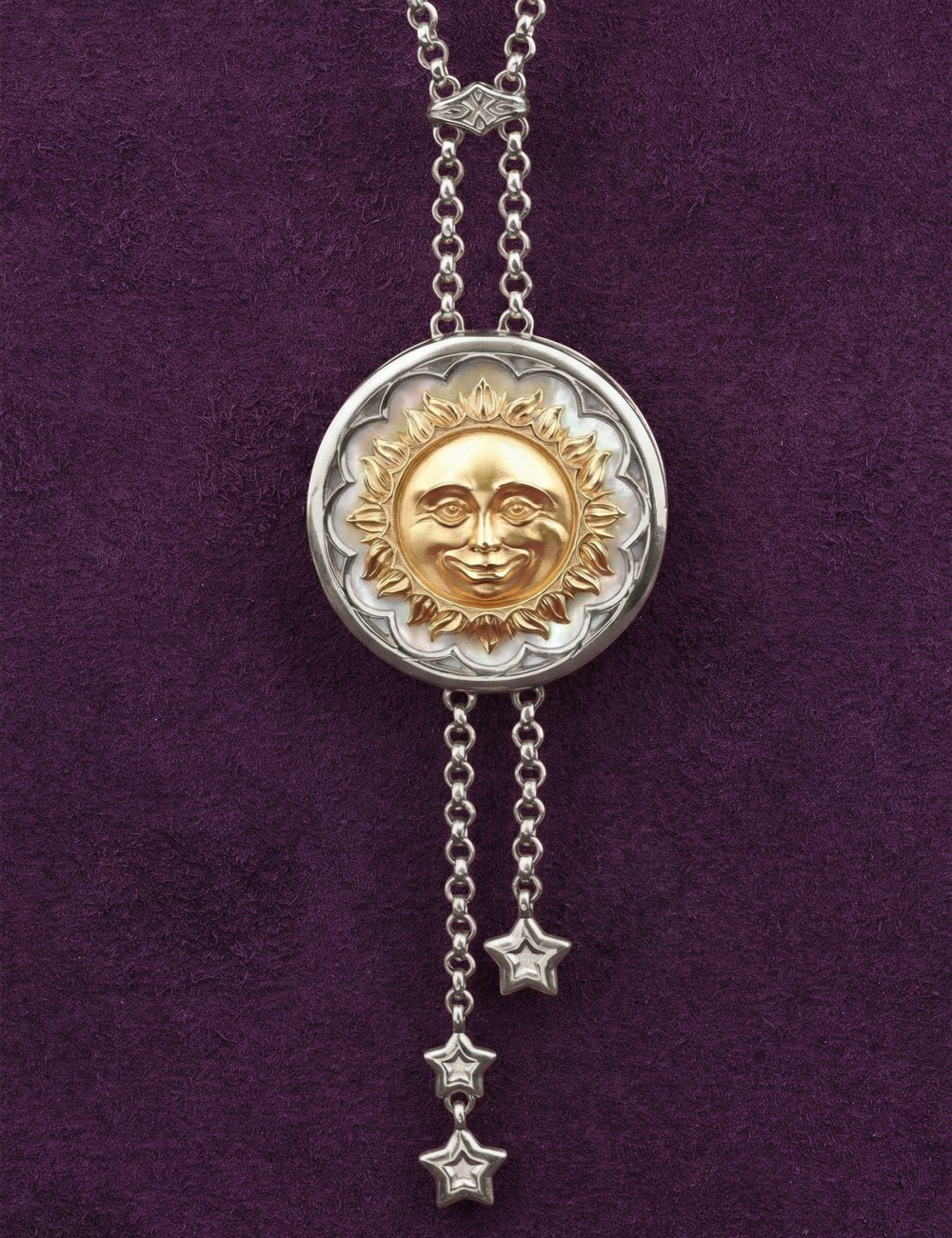 Колье из белого золота c ониксом и перламутром