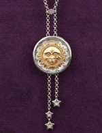 Колье из белого золота c ониксом и перламутром