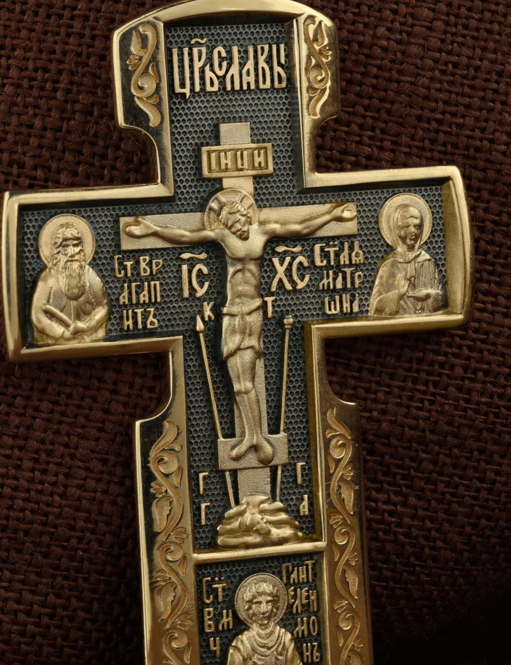 Крест из лимонного золота