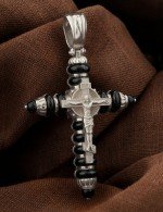 Крест из белого золота c ониксом