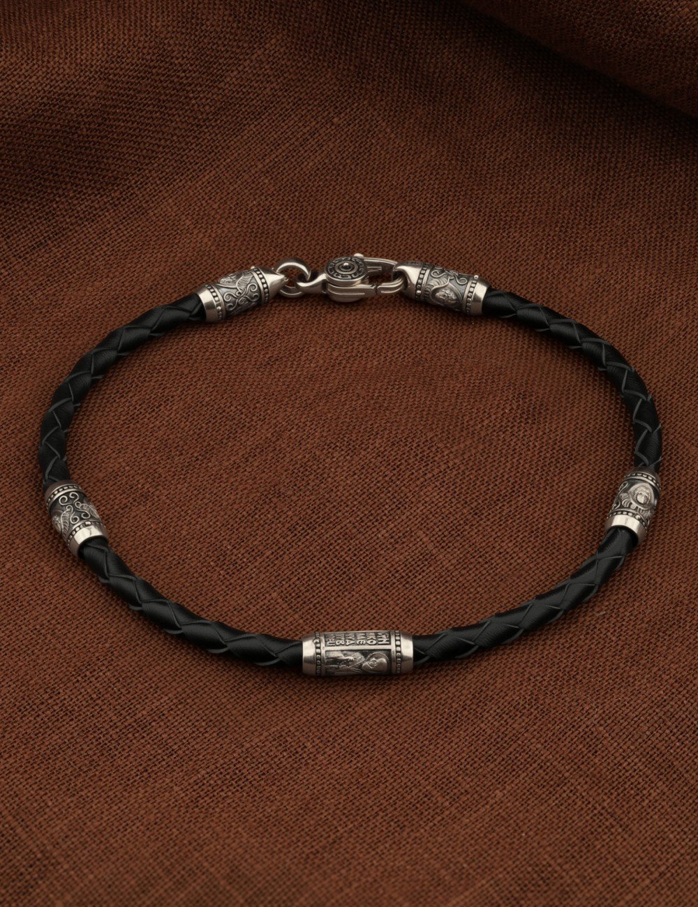 Браслет из белого золота c кожаным шнурком