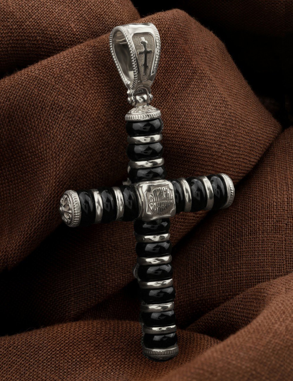 Крест из белого золота c ониксом