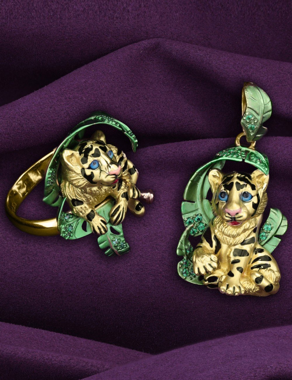 Кольцо из лимонного золота c эмалью и изумрудом