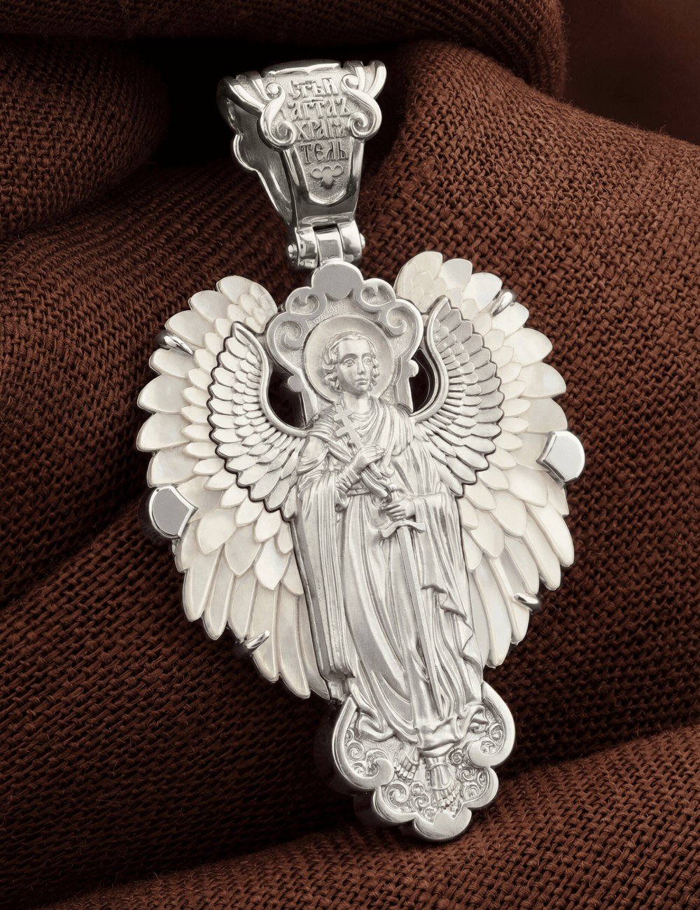 Крест из белого золота c перламутром