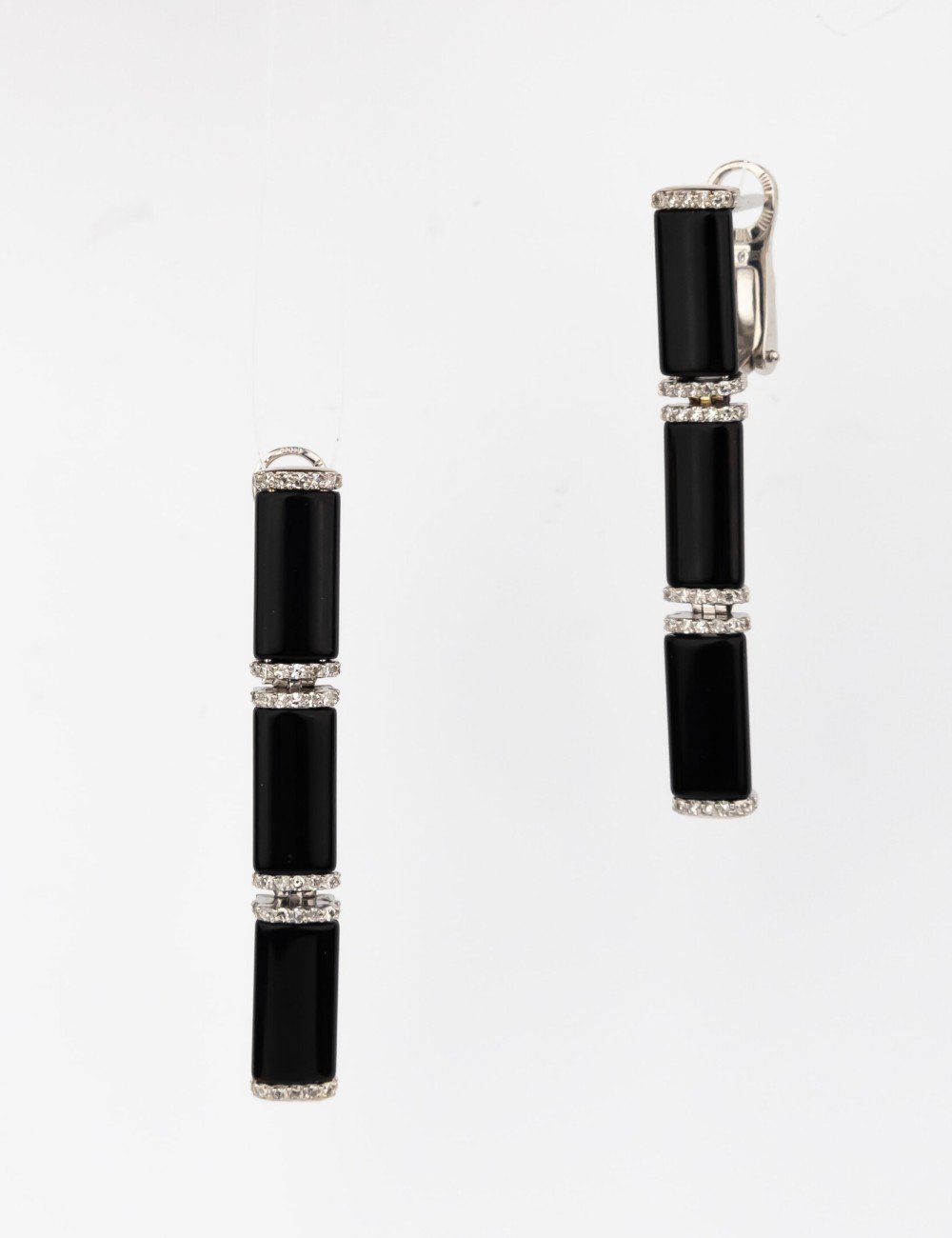 Серьги из белого золота c бриллиантами и ониксом