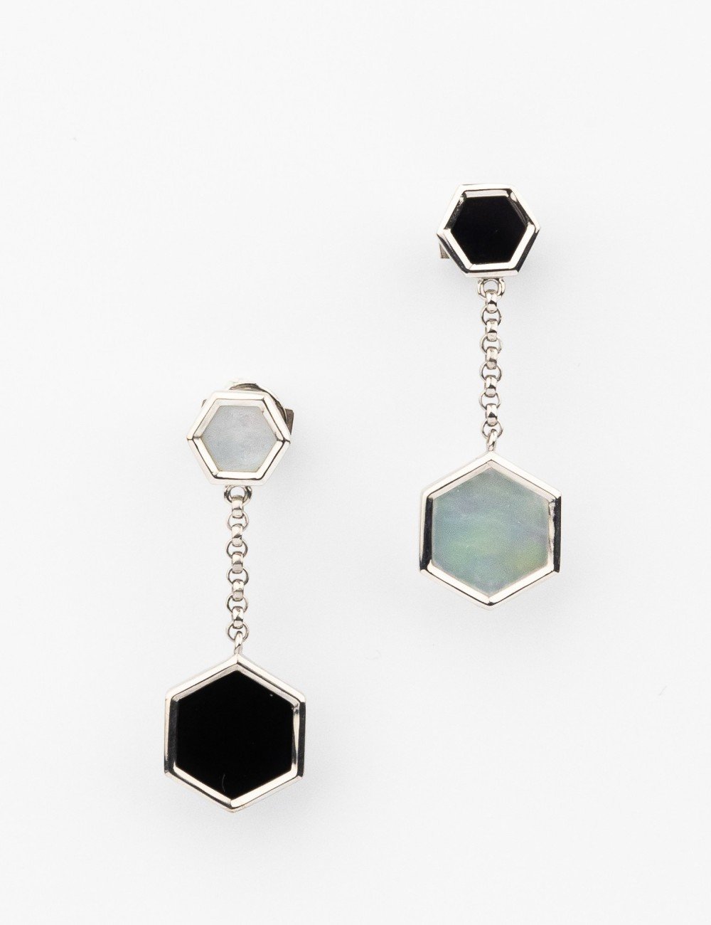 Серьги из белого золота c ониксом и перламутром