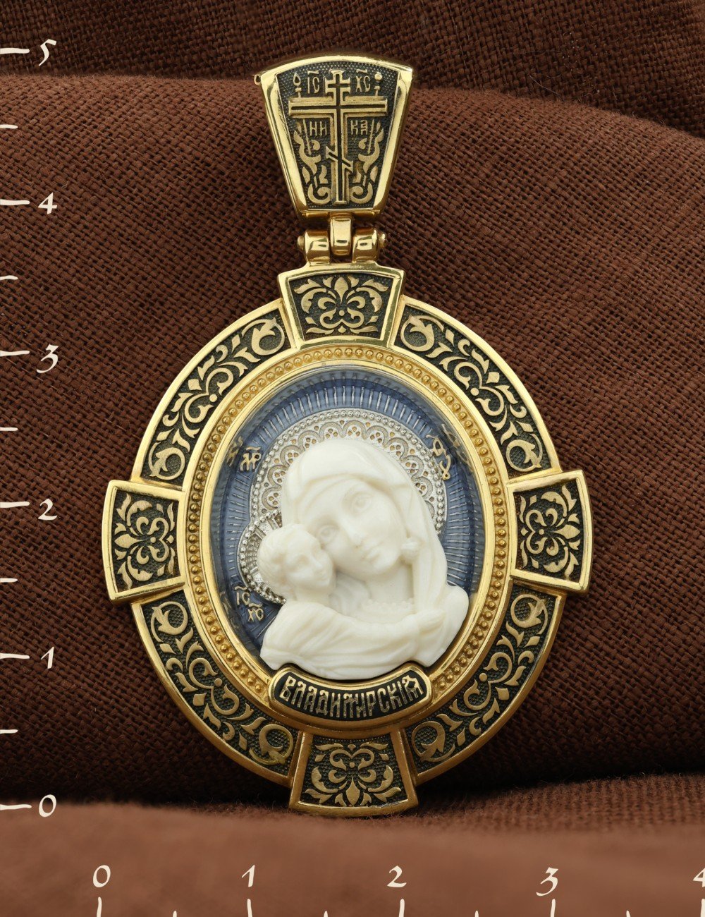 Образок из лимонного золота c эмалью и бивнем мамонта