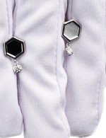 Серьги из белого золота c бриллиантами, ониксом и перламутром