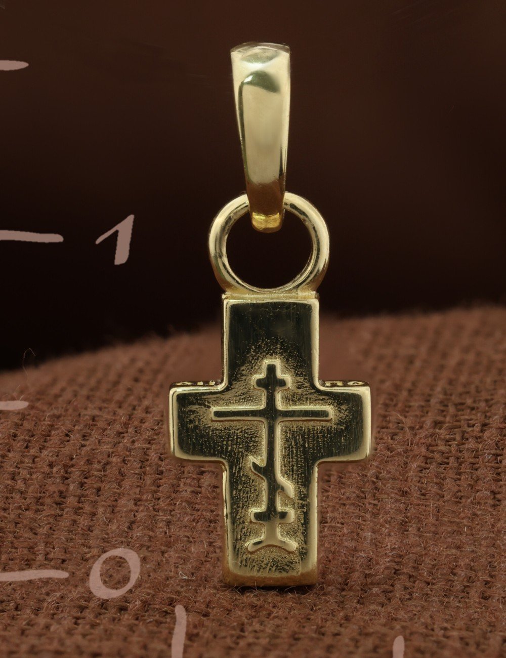 Крест из лимонного золота