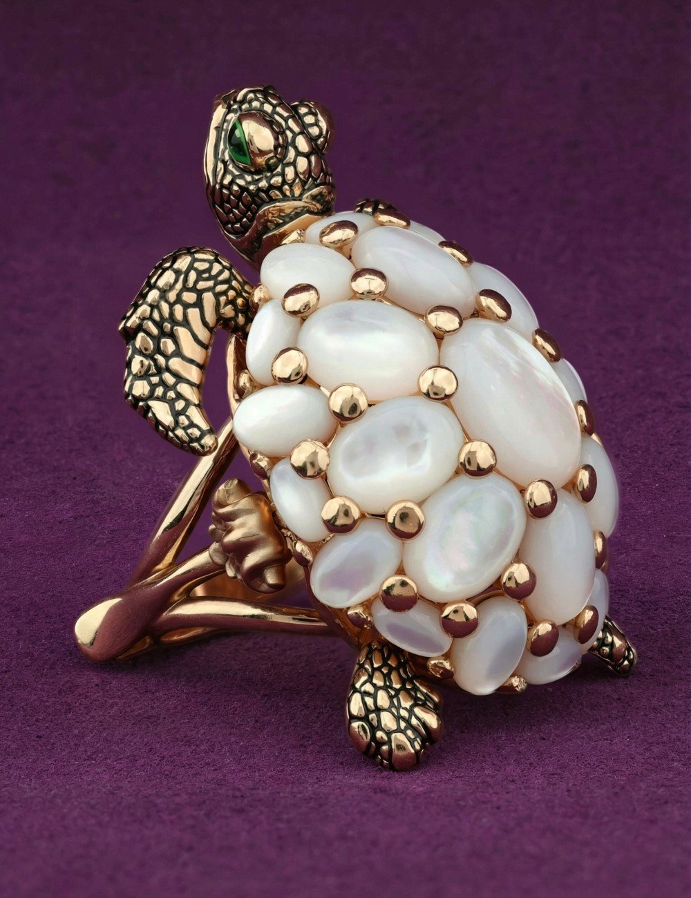 Кольцо из золота c эмалью и перламутром