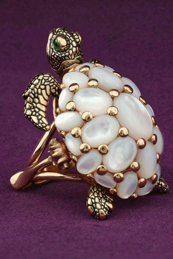 Кольцо из золота c эмалью и перламутром