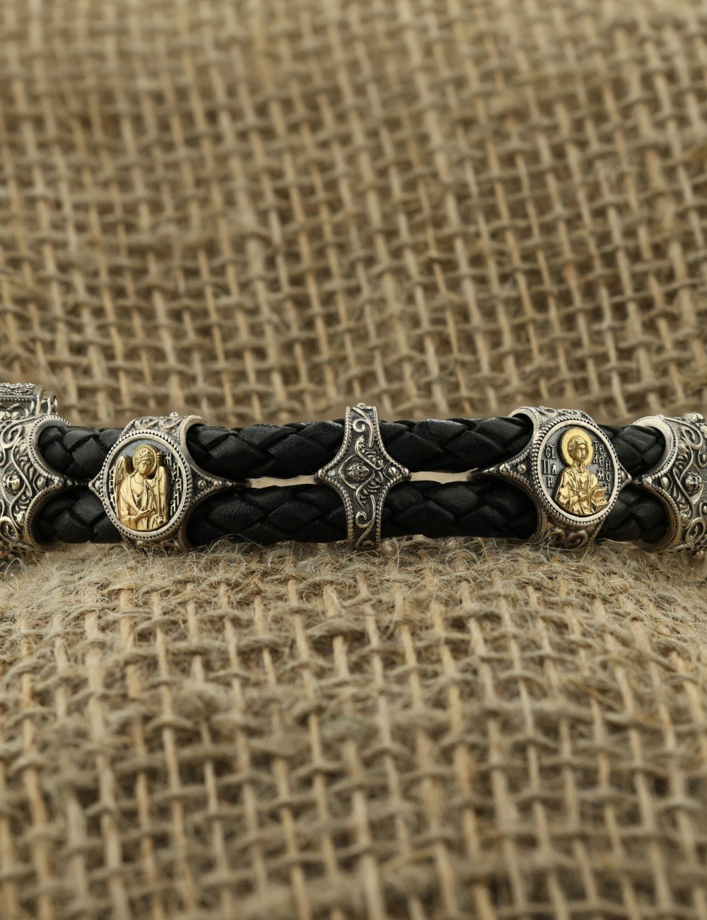 Браслет из серебра и золота c кожаным шнурком и ониксом