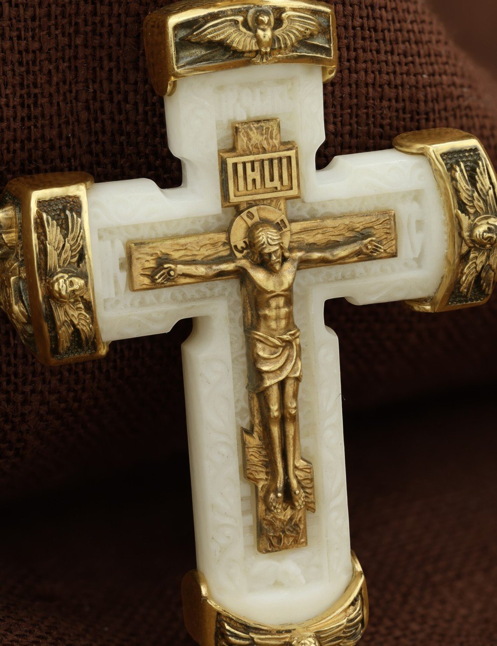 Крест из лимонного золота c бивнем мамонта