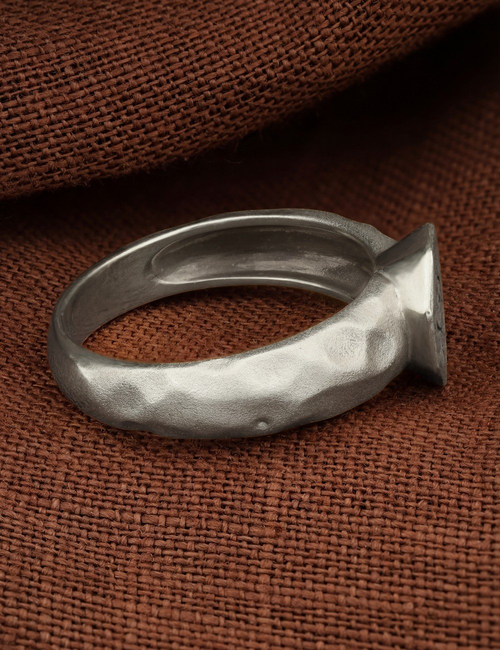 Кольцо из белого золота