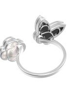 Кольцо из белого золота c ониксом и перламутром