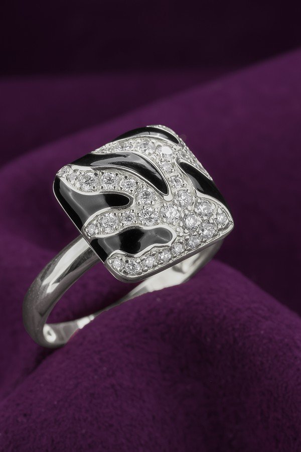 Кольцо из белого золота c эмалью и бриллиантами