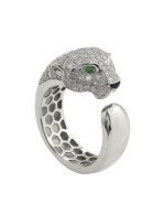 Кольцо из белого золота c бриллиантами, изумрудом и ониксом