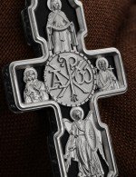 Крест из белого золота c ониксом